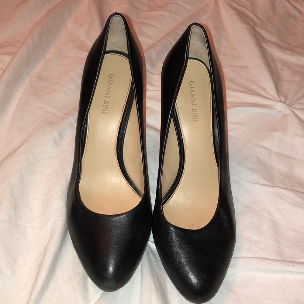 Black Gianni Bini pumps